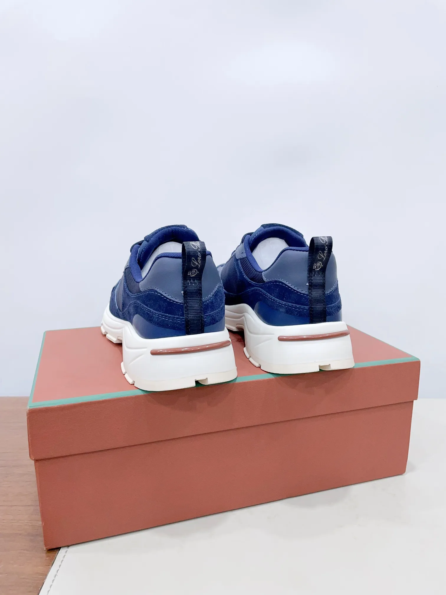 👟👟Ex-factory price 620👟👟 (Male +10) LP's new product Loro Pian* ✅Cairn Walk couple's sneakers dad shoes Official price RMB¥ ¥ 8,200 This urban style-inspired sneaker fits the foot comfortably. Cowhide and suede panels add a refined texture to the sleek silhouette, while soft padding follows every contour, making it the ideal companion for urban adventures or casual weekend getaways. The light and soft soles are designed with complex and fine carved textures and have excellent performance. 𝙎𝙞𝙯𝙚: 35-40 women, 39-45 men (40 women and 45 men are custom-made and cannot be returned or exchanged) The ultimate cost-effectiveness leaves the factory, no negotiation.